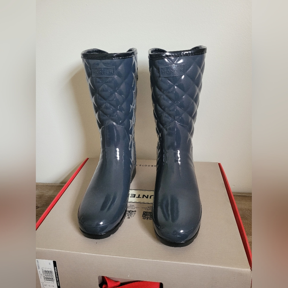 HUNTER • Refine Gloss Quilted Boots in Navy Blue • Size 7